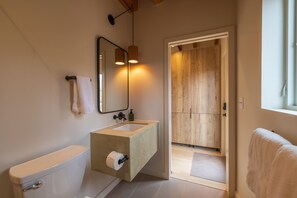 Shower, hair dryer, towels, soap - Highland Cows/Wood-Fired Hot Tub/Forest Escape (Logan)
