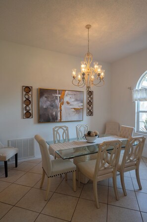 Dining - Delightful 5-bedroom house with AC and Pool in Palm Coast (Palm Coast)
