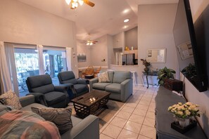 Living area - Delightful 5-bedroom house with AC and Pool in Palm Coast (Palm Coast)