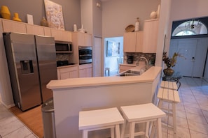 Private kitchen - Delightful 5-bedroom house with AC and Pool in Palm Coast (Palm Coast)