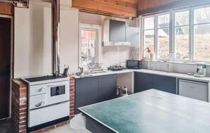 Fridge, microwave, oven, stovetop - Beautiful home in Markaryd with sauna (Marakryd)