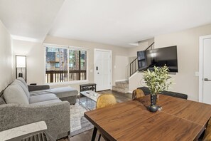 Een smart-tv en een computerscherm