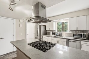 冰箱、微波炉、烤箱、炉灶