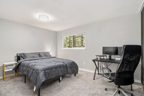 2 多间卧室、办公桌、免费 WiFi、床单