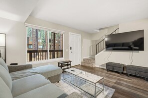 Een smart-tv en een computerscherm