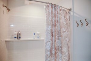 Sèche-cheveux, serviettes fournies, savon, shampoing