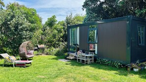 Outdoor dining - 🌿 Coastal Cabin Retreat — Walk to Bethells Beach, Café & Freshwater Lake 🌞 (Te Henga (Bethells Beach))