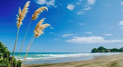 🌿 Coastal Cabin Retreat — Walk to Bethells Beach, Café & Freshwater Lake 🌞
