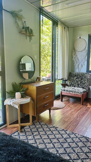 Interior - 🌿 Coastal Cabin Retreat — Walk to Bethells Beach, Café & Freshwater Lake 🌞 (Te Henga (Bethells Beach))