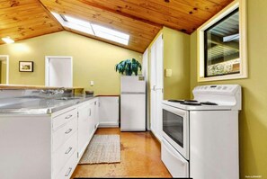 Private kitchen - 🌿 Coastal Cabin Retreat — Walk to Bethells Beach, Café & Freshwater Lake 🌞 (Te Henga (Bethells Beach))