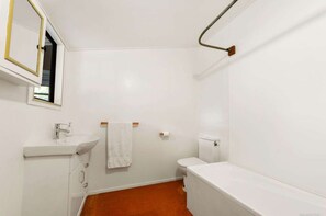 Sèche-cheveux, serviettes fournies, savon, papier toilette