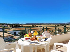 Outdoor dining - Falésia Beach Apartment by Be Cherish (Albufeira)