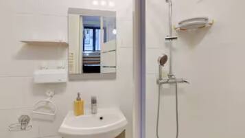 Douche, sèche-cheveux, serviettes fournies, savon