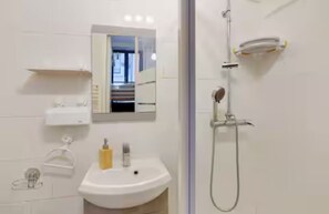 Douche, sèche-cheveux, serviettes fournies, savon