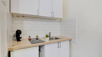 Réfrigérateur, micro-ondes, plaque de cuisson, cafetière/bouilloire