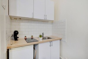 Réfrigérateur, micro-ondes, plaque de cuisson, cafetière/bouilloire