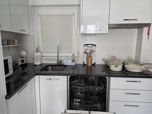 Private kitchen - 2SEA - Family apartment in Praia do Ouro (Sesimbra)