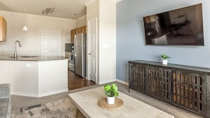 อพาร์ทเมนท์ (1 Bedroom) | บริเวณนั่งเล่น | สมาร์ททีวี 50 นิ้ว พร้อมช่องดิจิตอล