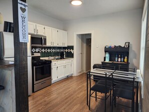 Microwave, oven, stovetop - Family-friendly urban retreat near all the best of Minneapolis! (Minneapolis)