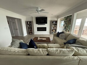 Smart TV - Waterfront Retreat w/ Private Dock & Sunset Views—Walk to Pensacola Beach (Pensacola Beach)