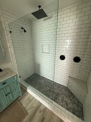 Shower, towels, soap, shampoo - Waterfront Retreat w/ Private Dock & Sunset Views—Walk to Pensacola Beach (Pensacola Beach)