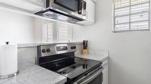 Appartement (2 Bedrooms) | Cuisine privée | Réfrigérateur, four à micro-ondes, un four, surface de cuisson