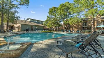 Sisäuima-allas, kauden mukainen ulkouima-allas