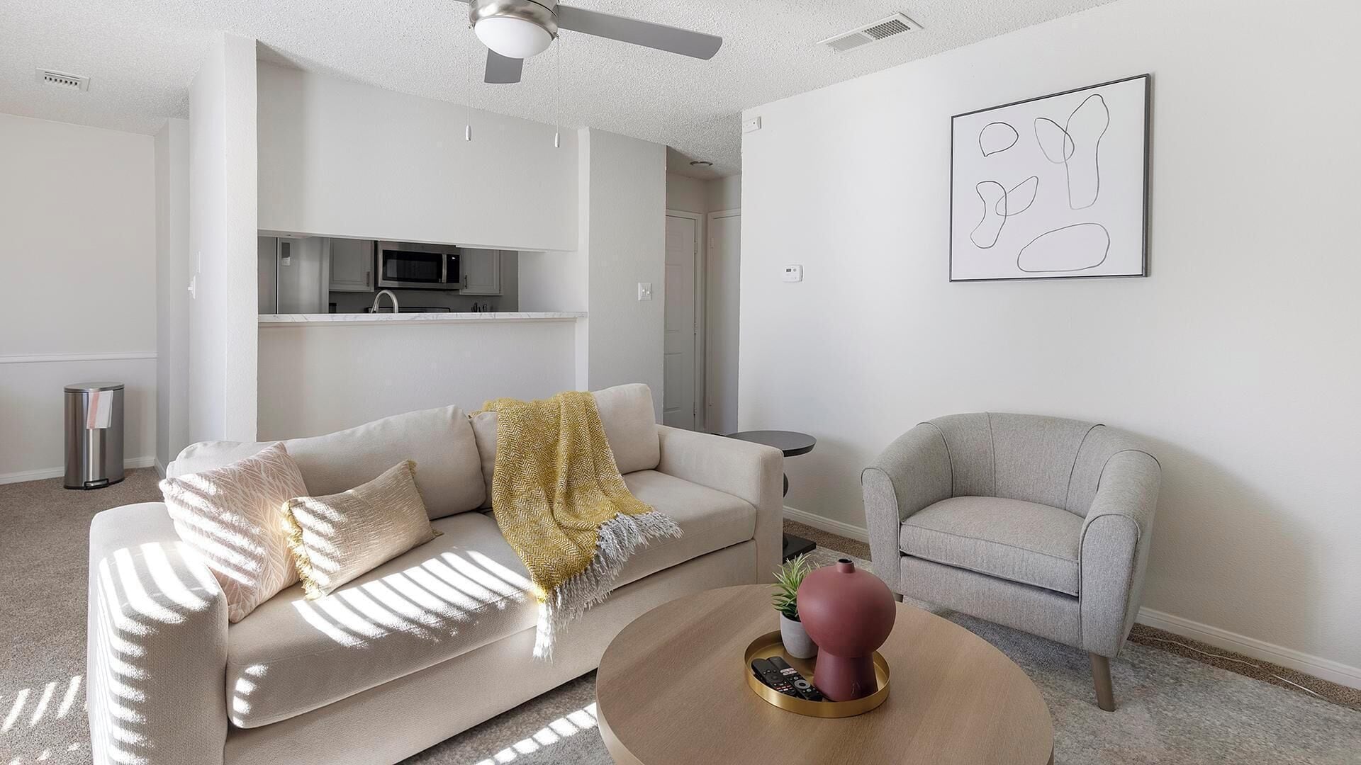 อพาร์ทเมนท์ (1 Bedroom) | บริเวณนั่งเล่น | สมาร์ททีวี 50 นิ้ว พร้อมช่องดิจิตอล, โต๊ะปิงปอง