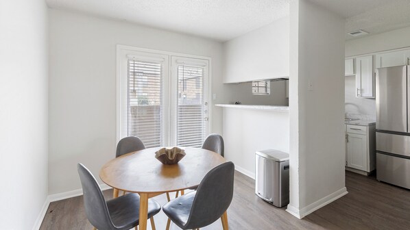 Apartment (2 Bedrooms) | Esszimmer