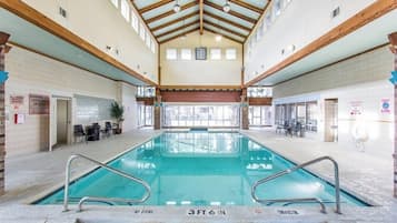 Sisäuima-allas, kauden mukainen ulkouima-allas