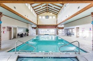 Una piscina techada, una piscina al aire libre de temporada