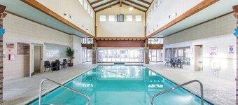 แลนดิ้ง โมเดิร์น 2 ห้องนอน, สระว่ายน้ำ, คอร์ทยาร์ด