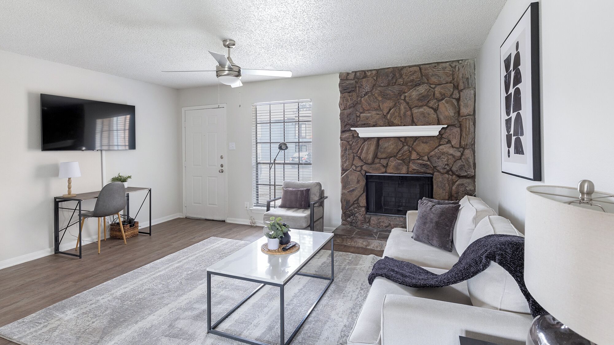 Leilighet (2 Bedrooms) | Oppholdsområde | En 50-tommers smart-TV med digitale kanaler samt bordtennis