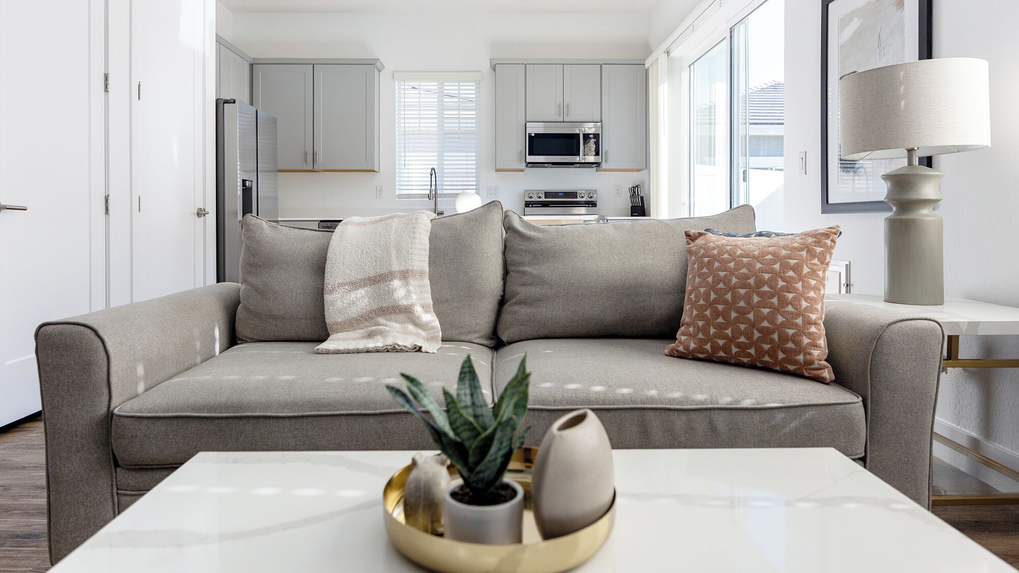 شقة (2 Bedrooms) | منطقة المعيشة | تلفزيون بحجم 50-بوصة يعرض قنوات تلفزيونية رقمية