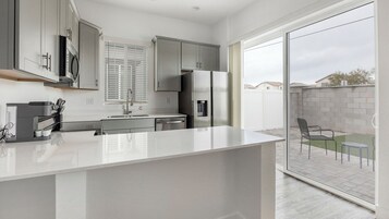 Apartment (1 Bedroom) | Private kitchen | Fridge, microwave, oven, stovetop