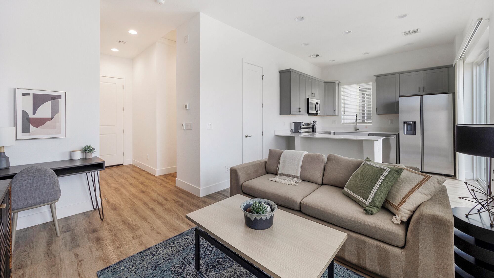 Un appartement moderne comprenant un salon, une kitchenette et un coin repas.