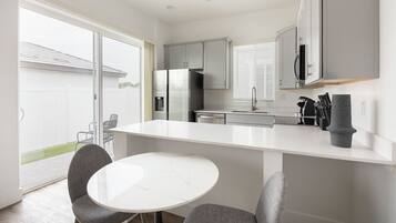 Appartement (2 Bedrooms) | Cuisine privée | Réfrigérateur, cafetiÚre/bouilloire