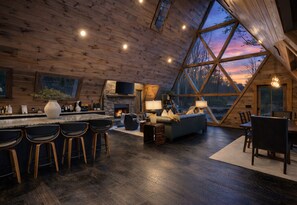 Smart TV, fireplace, books, stereo - Stylish A-Frame Escape • Secluded, HotTub, FirePit (Mccaysville)
