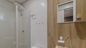 Shower, towels - Apartamento na  Bela Vista Proximo a FGV (São Paulo)
