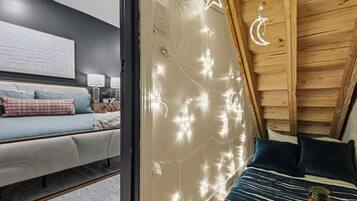 Schreibtisch, Bügeleisen/Bügelbrett, Reisekinderbett, WLAN