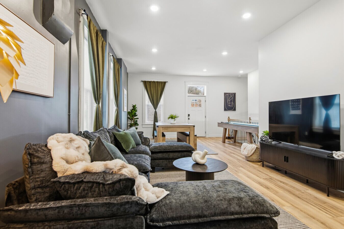 Fernseher, Tischfußball, Tischtennisplatte, Bücher