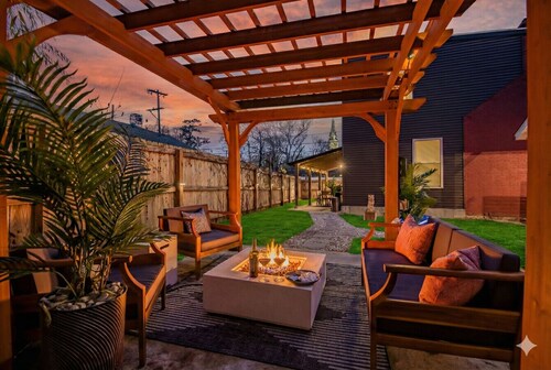 Luxury STL Oasis: Sauna, Fire pit, Hot Tub & Games