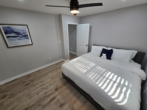 Skrivebord, strykejern/-brett, reiseseng for barn og wi-fi (inkludert)