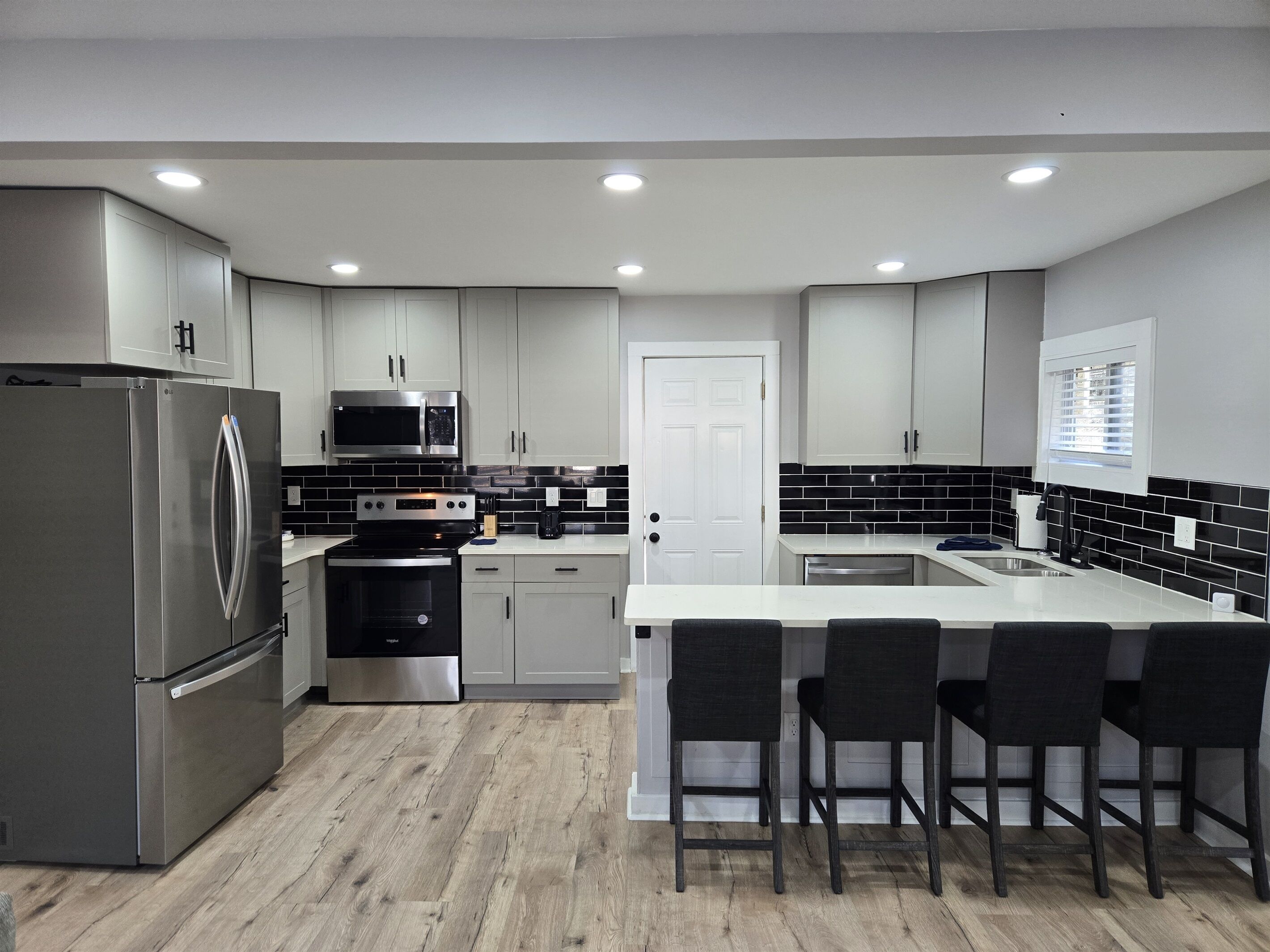 Kjøleskap, mikrobølgeovn, ovn og kokeplater