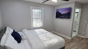 Una scrivania, ferro/asse da stiro, culla da viaggio, Wi-Fi gratuito