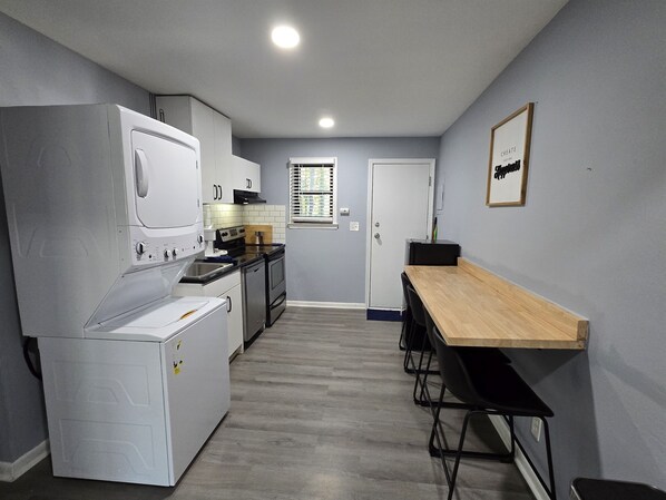 Fridge, oven, stovetop, dishwasher