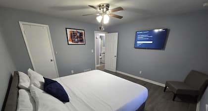 2 King Beds Near Airport - The Silver Hideaway