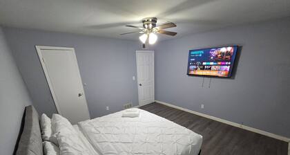 2 King Beds Near Airport - The Silver Hideaway