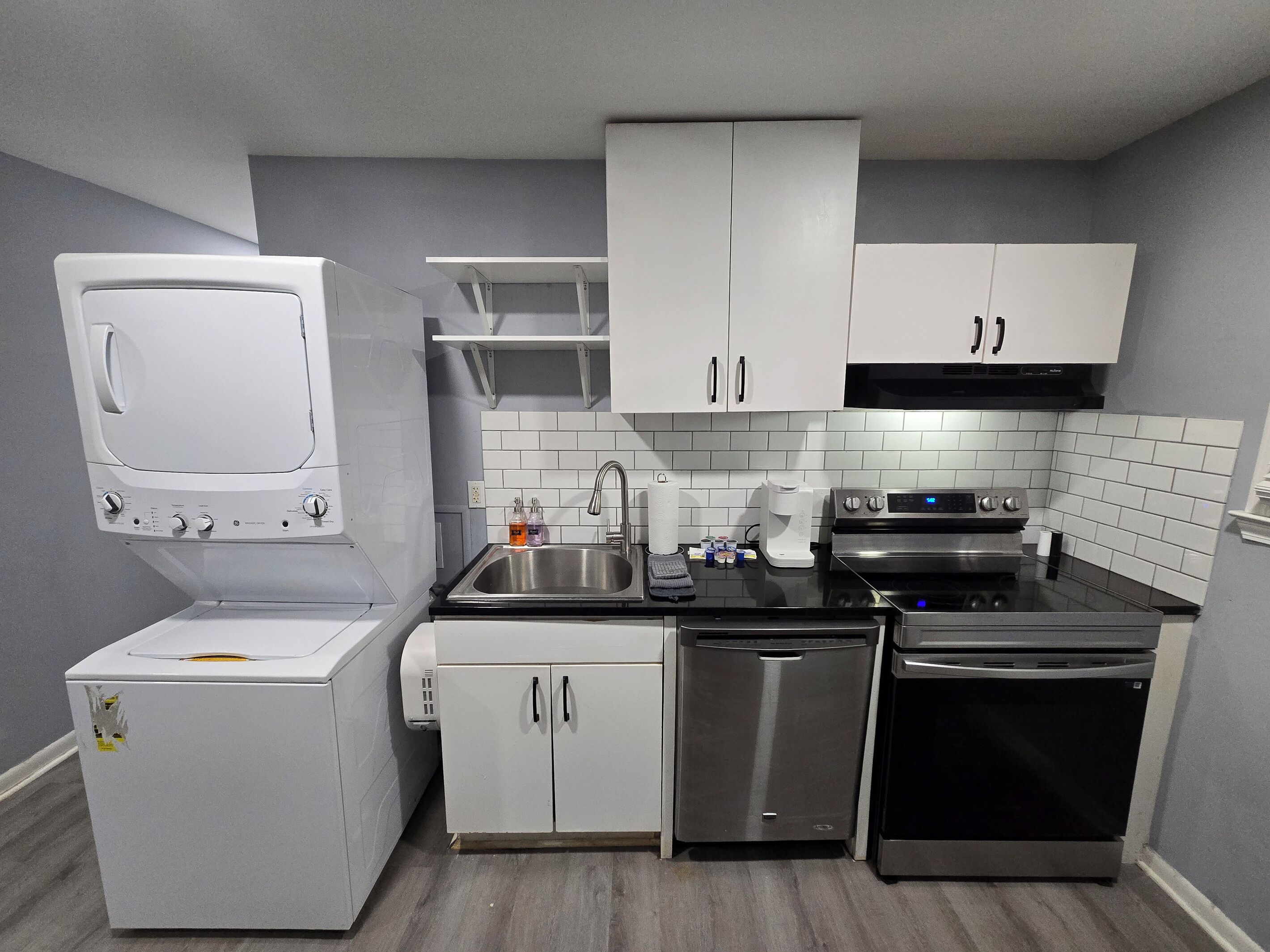 Coffee/tea maker, fridge, oven, stovetop