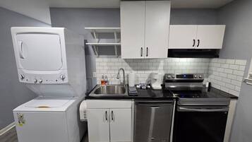 Coffee/tea maker, fridge, oven, stovetop